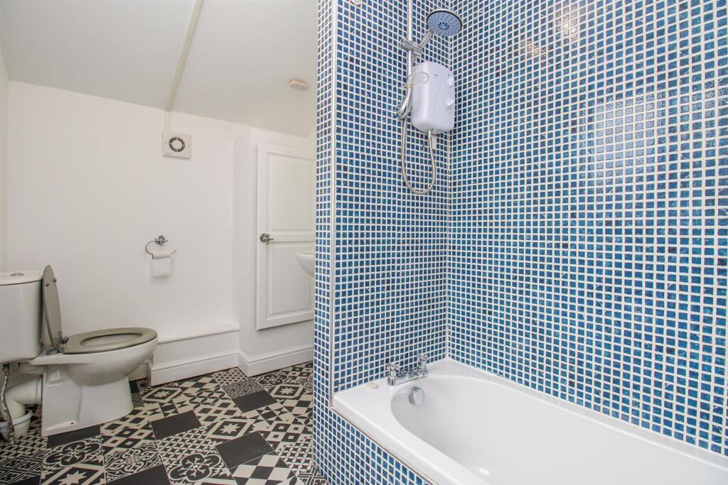 EN SUITE BATHROOM/W.C.