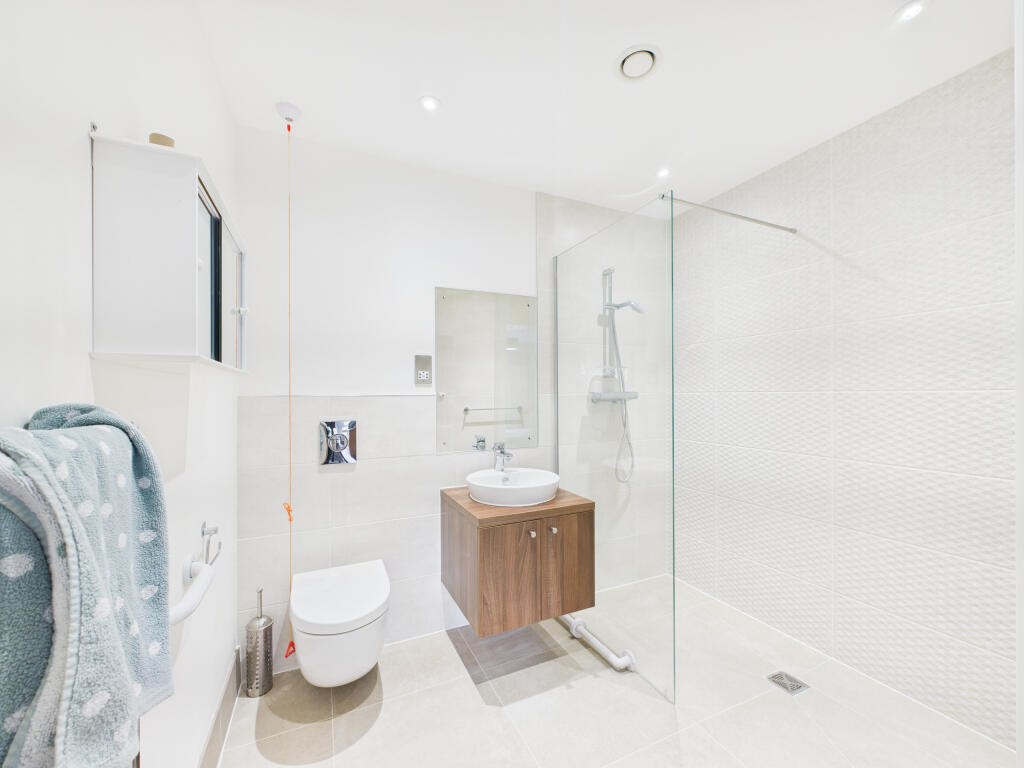 CAM02909G0-PR0473-STILL019