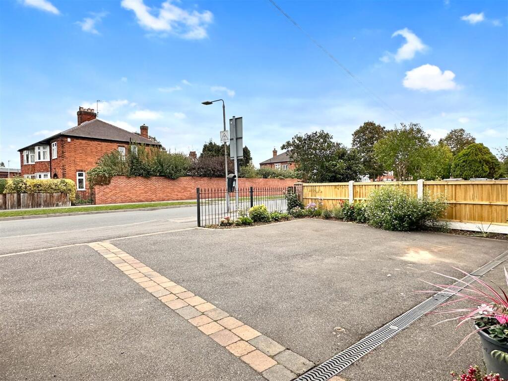 Generous Tarmac Driveway 556