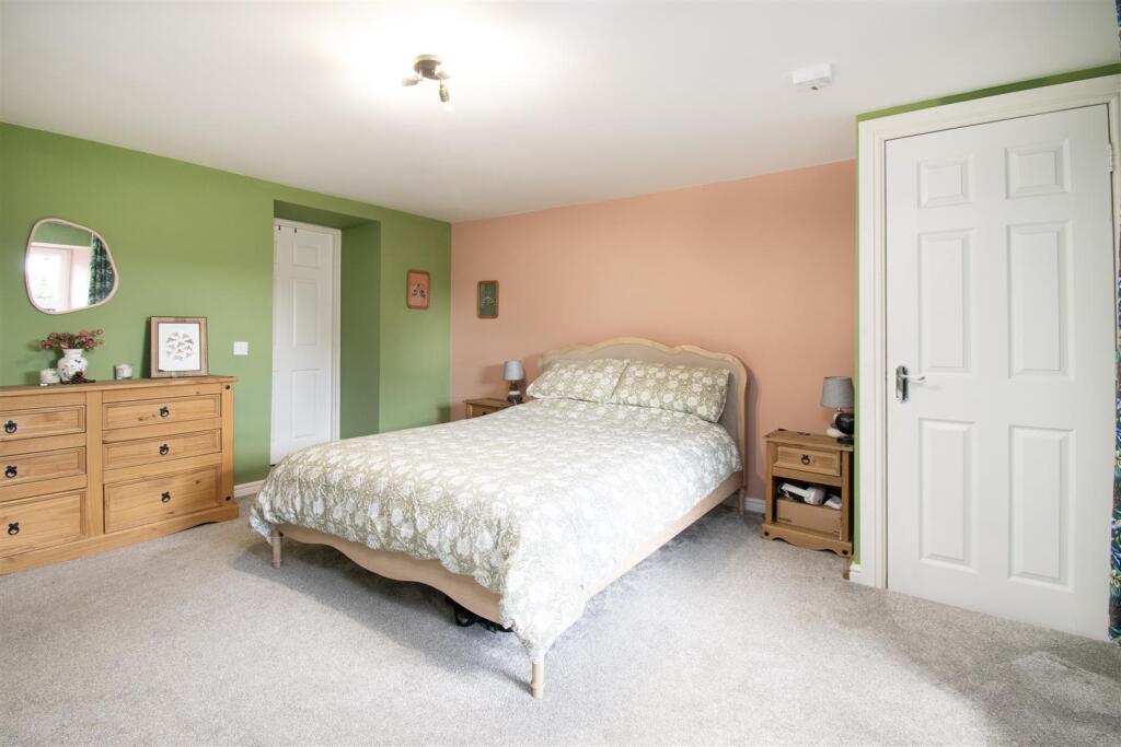 bedroom 1(2).jpg
