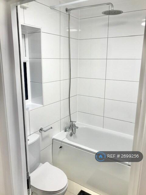 Room 6 Bathroom