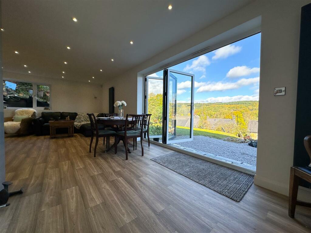OPENPLAN BREAKFAST KITCHEN DINING FAMILY ROOM