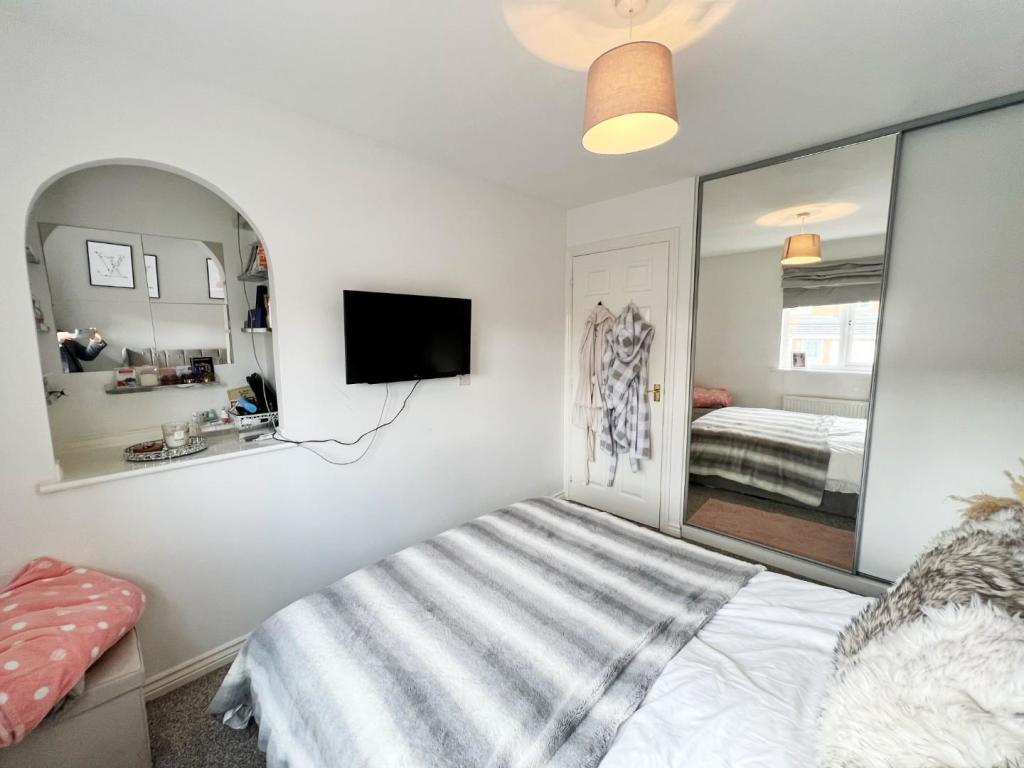 Bedroom 2 pic 3.jpg