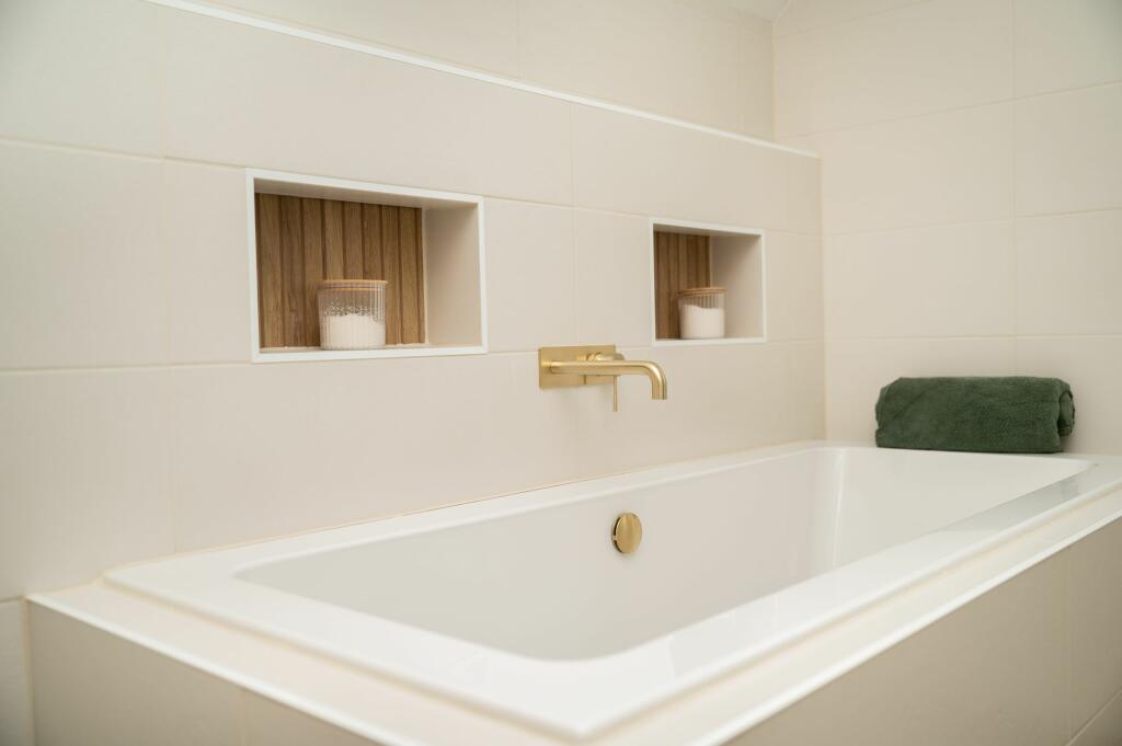 EN-SUITE BATHROOM