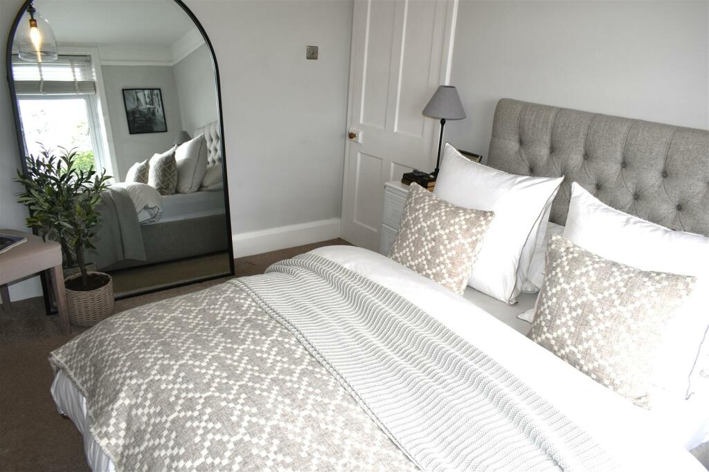bedroom 1a.JPG