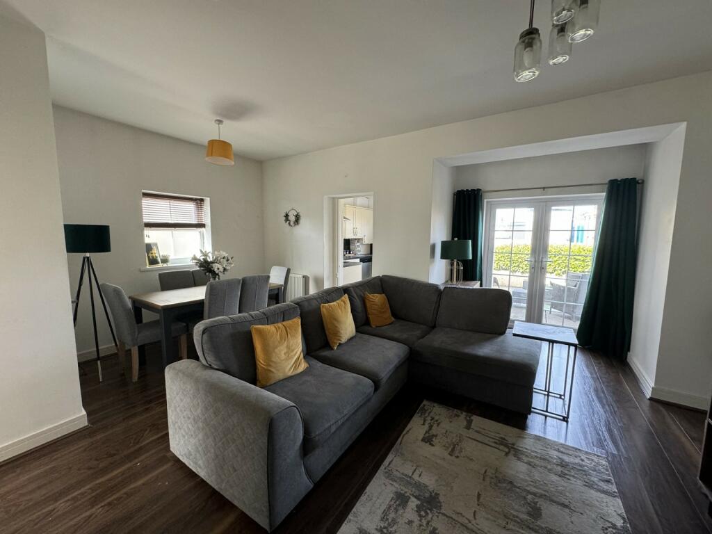 Lounge / Dining Area 