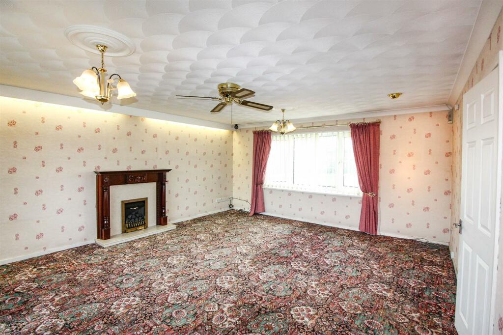 LOUNGE/MASTER BEDROOM