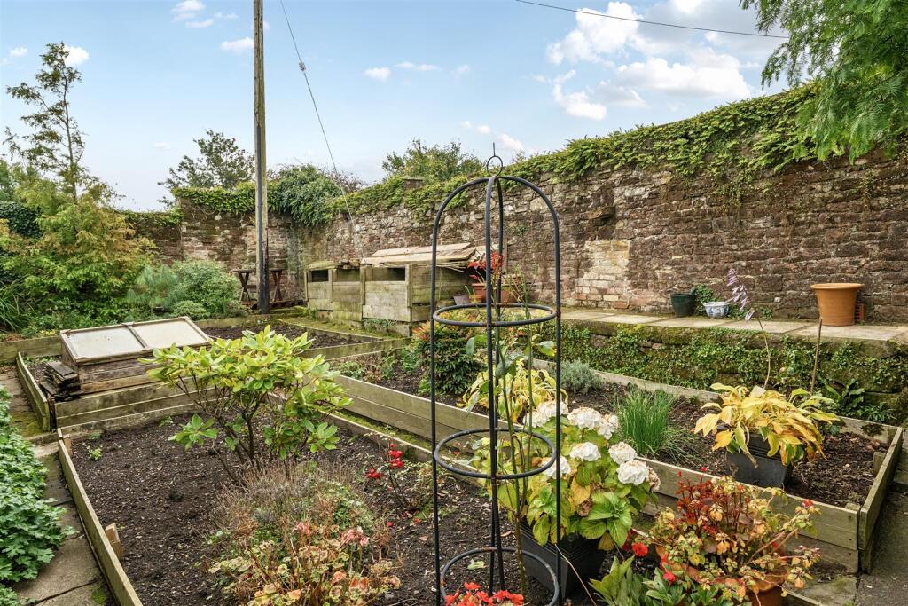 SIDE GARDENS