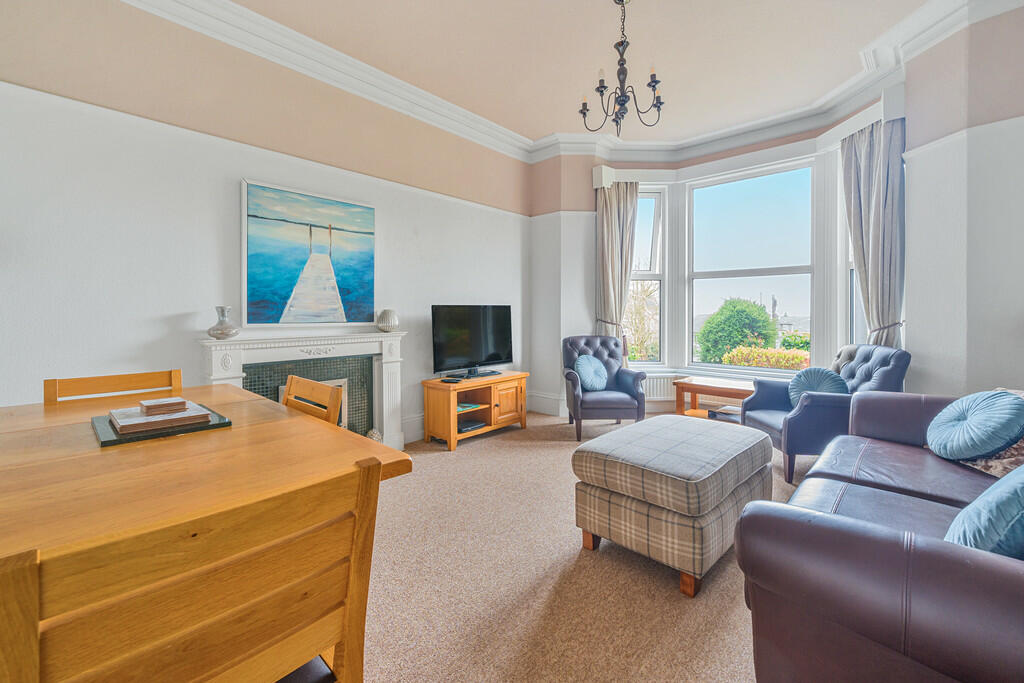 Lounge/Dining Roo...