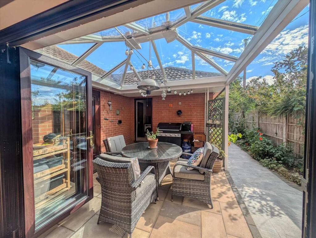 Lounge Bi-Folds onto
