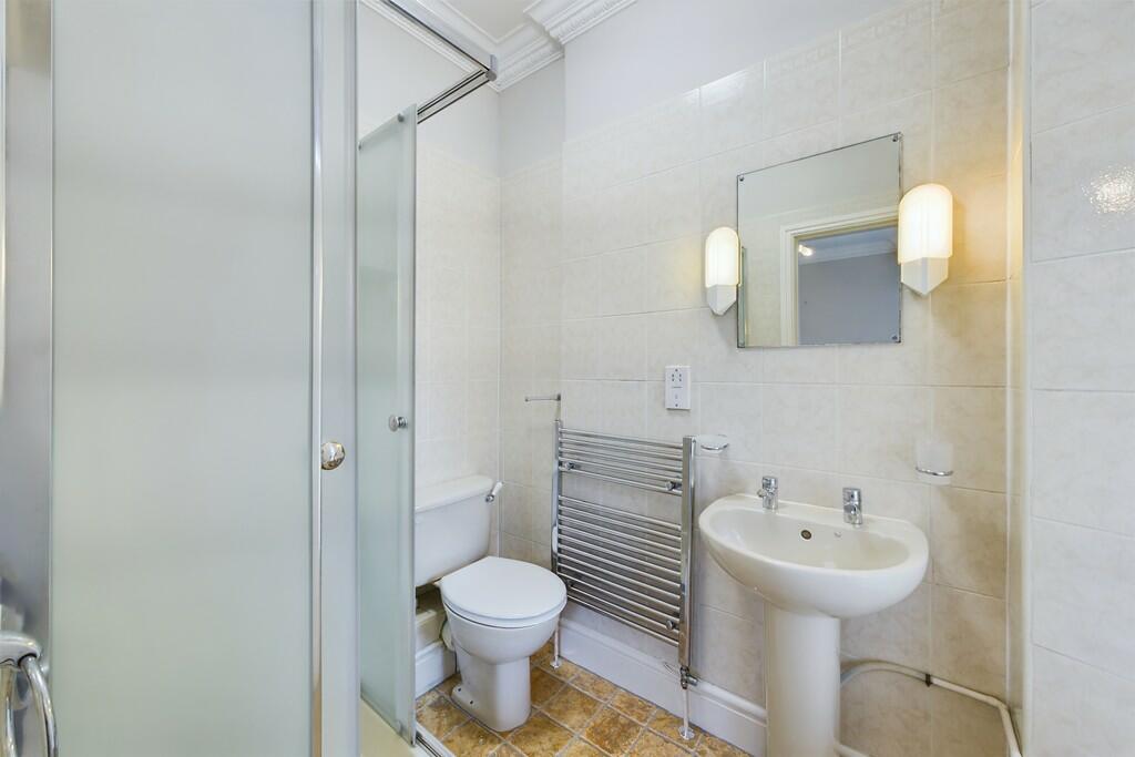 En suite shower r...