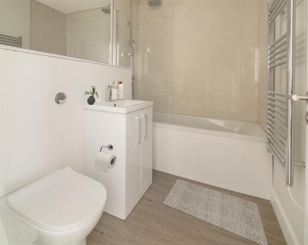 Flat 1, Bathroom.jpg