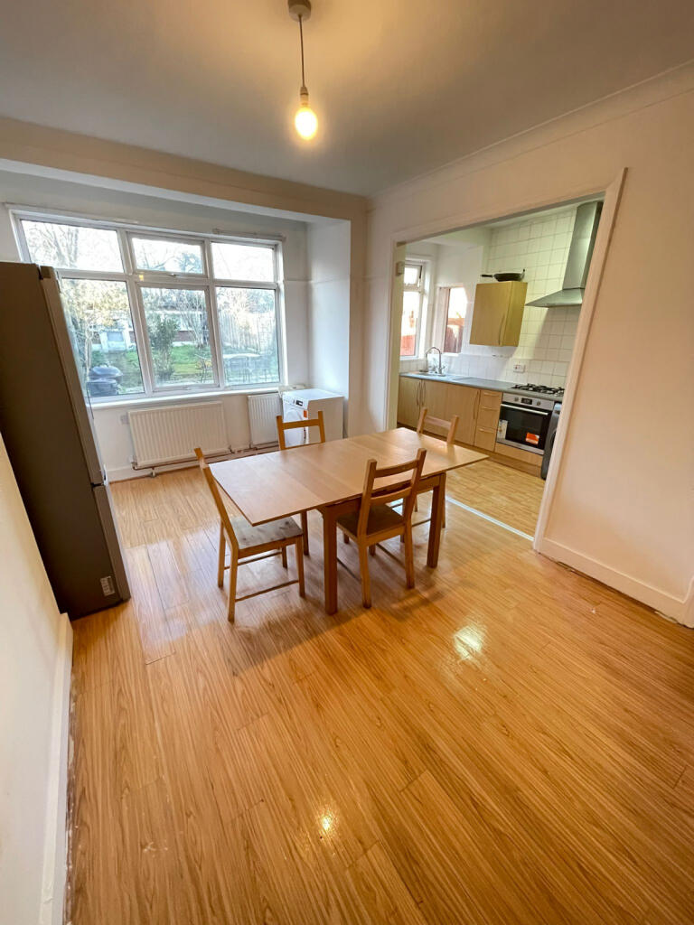 4-Bedroom Semi-Detached House to Let ¿ WOOD GRE