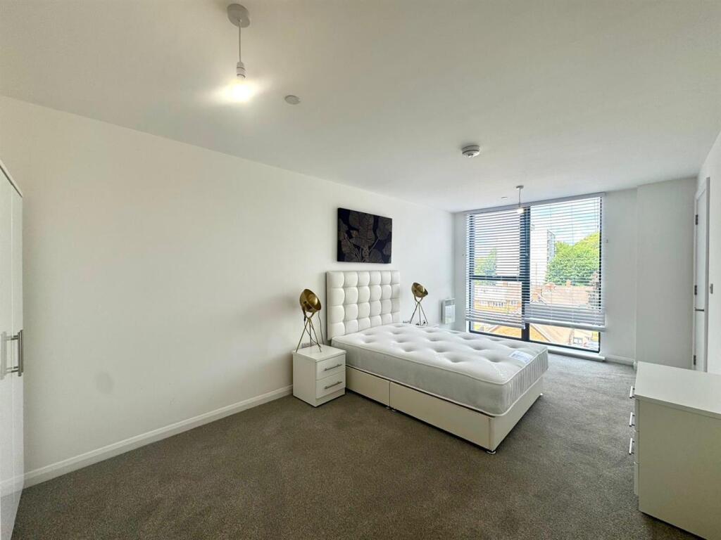 Bedroom 1 pic 2.jpeg