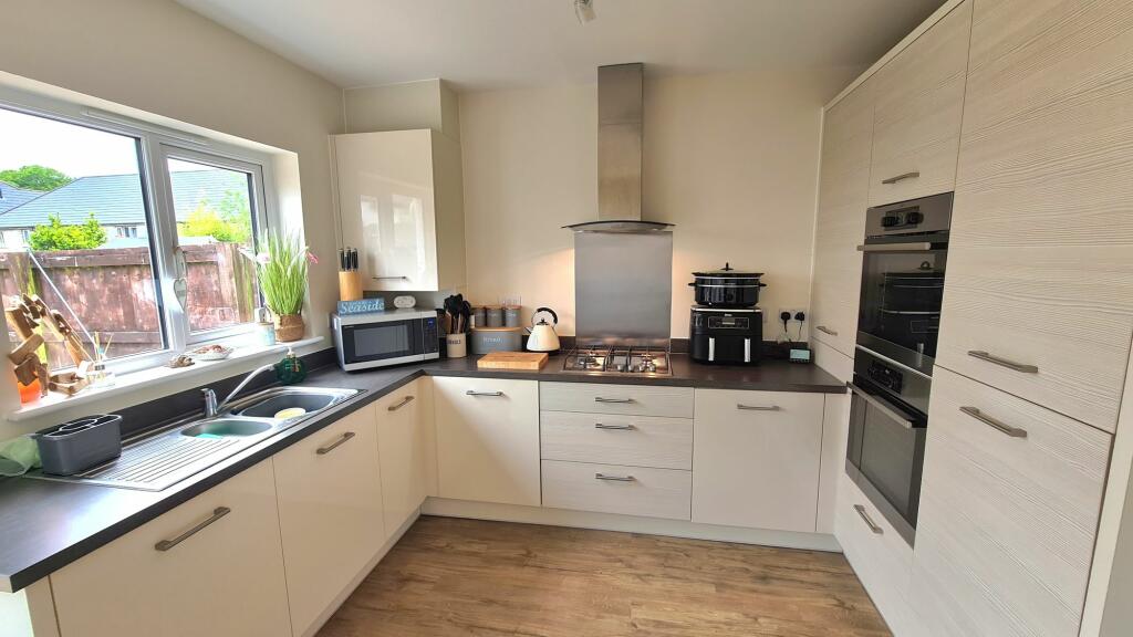 KITCHEN DINING ROOM