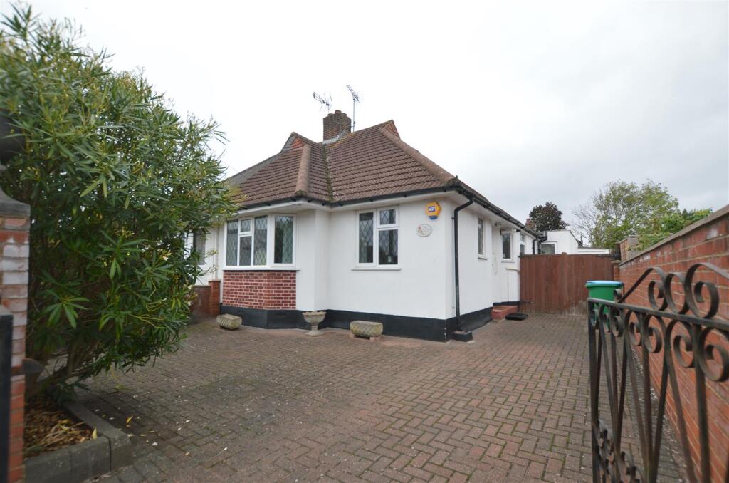 4 Woodlawn Crescent a.JPG