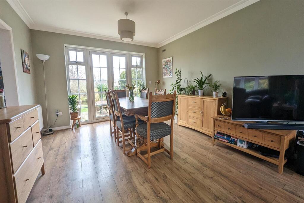 DINING AREA TO REAR: