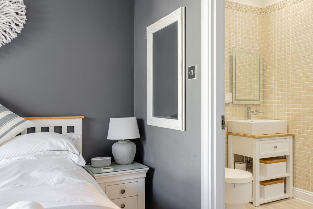 37 Main Bed &amp; En Suite 12 Sheplegh Court Blackawto