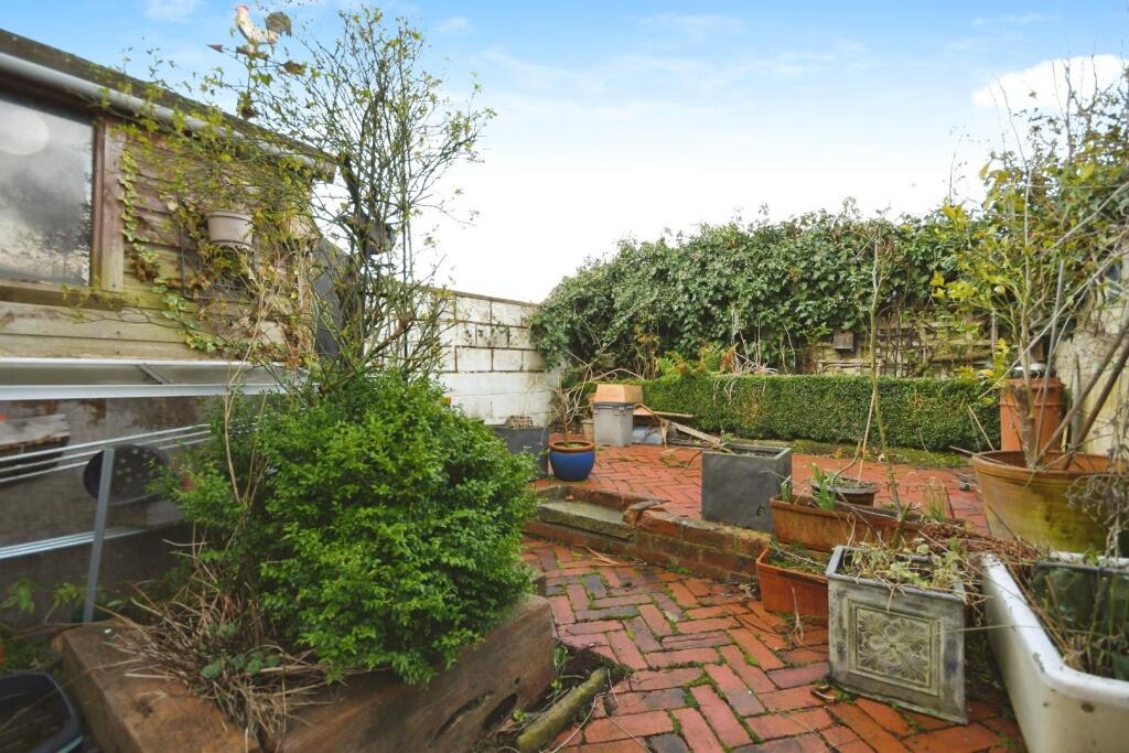 REAR GARDEN 01.JPG