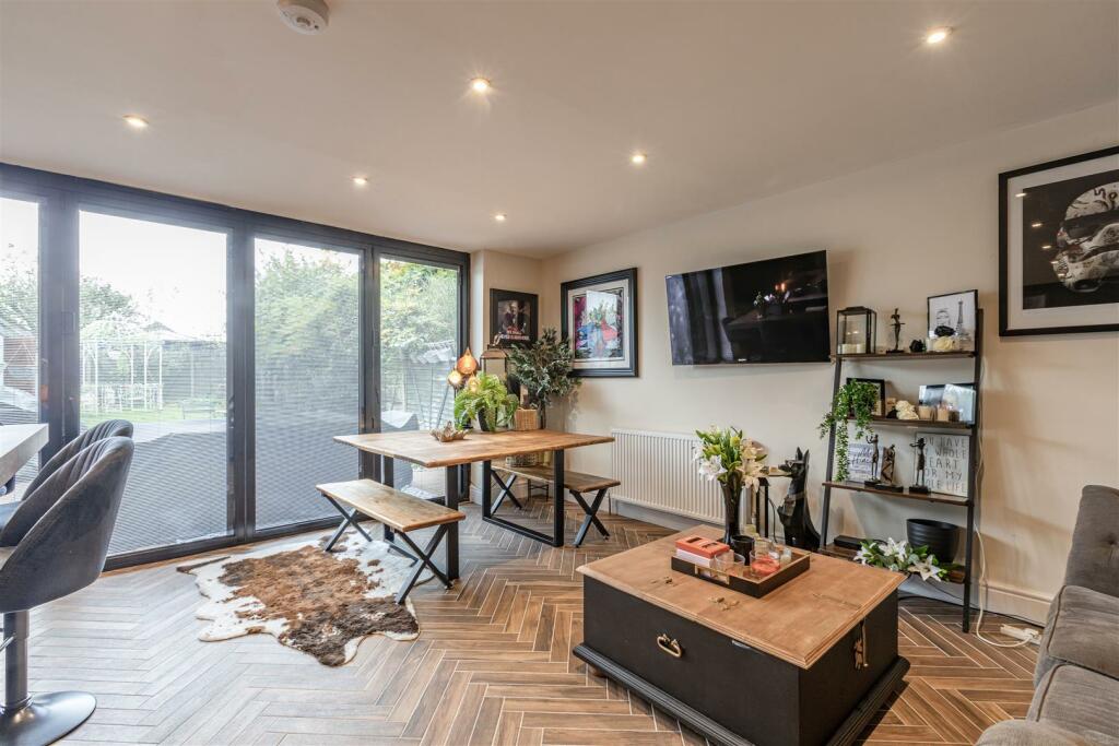 21 Linden Close, New Haw, KT15 3HG - 20.jpg