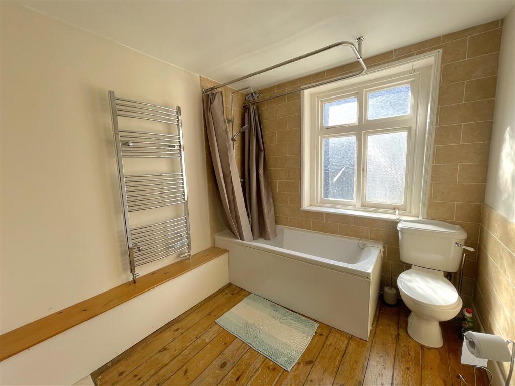 Bathroom 1.jpg