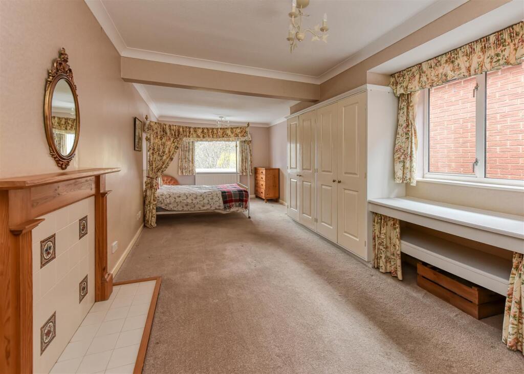 38 Meadow Road-bed1a.jpg