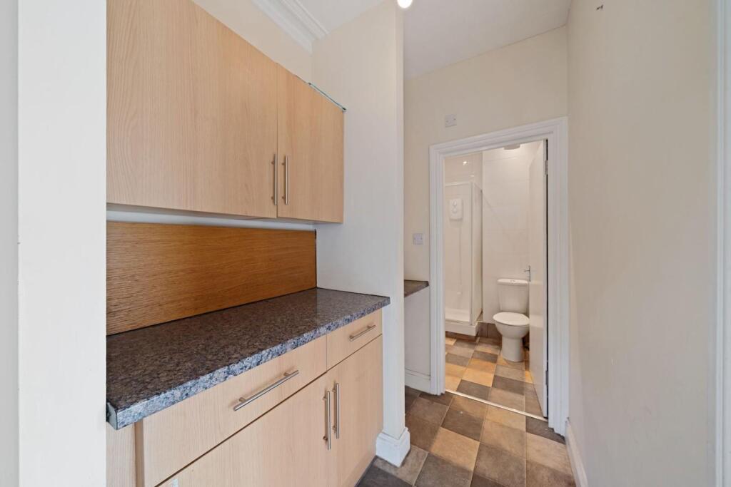 13-ab8982362 - PropWorld - NS - Top Floor Flat, 8 