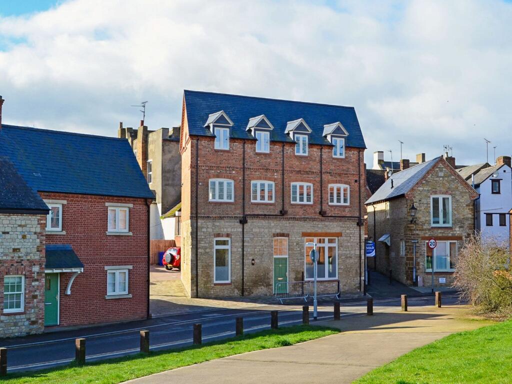 6 Castle Lane