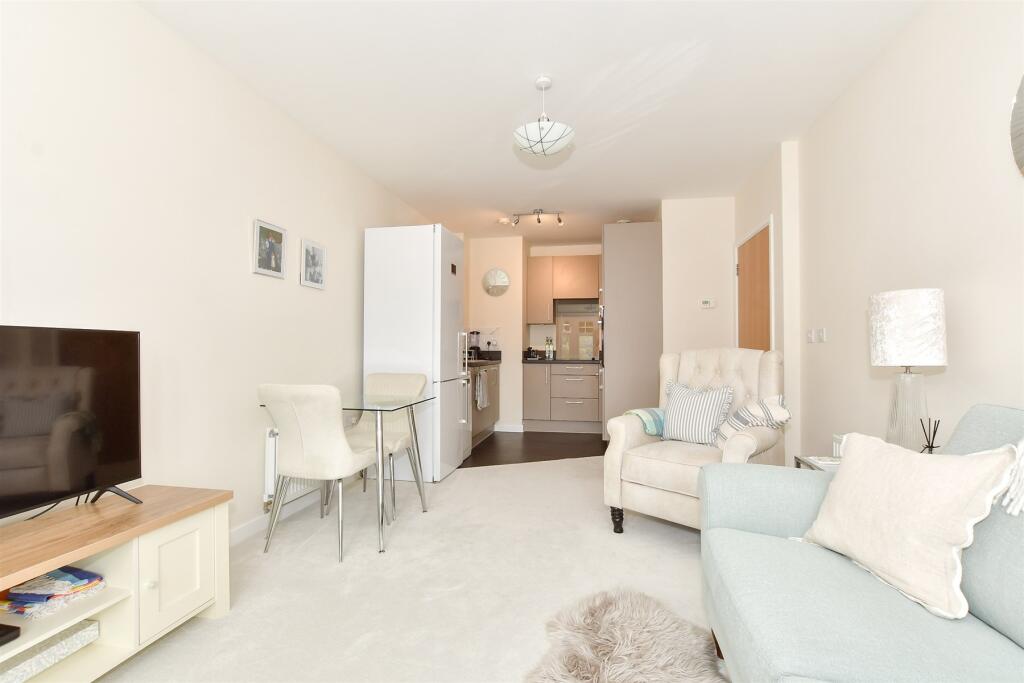 Lounge/Kitchen