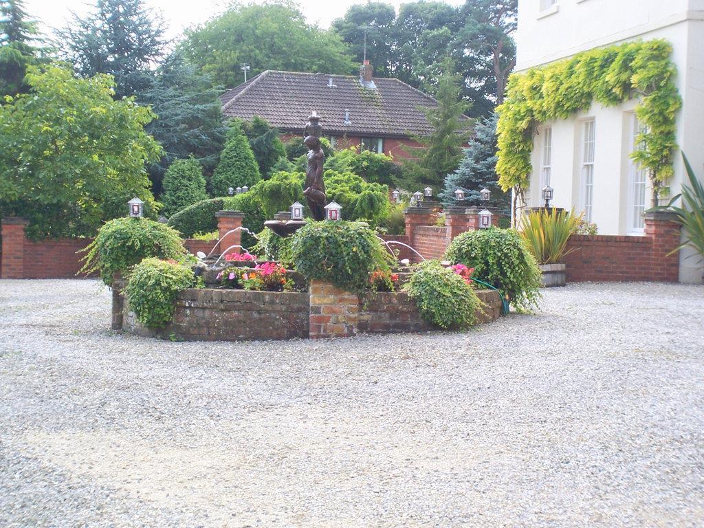 Fountain to the front