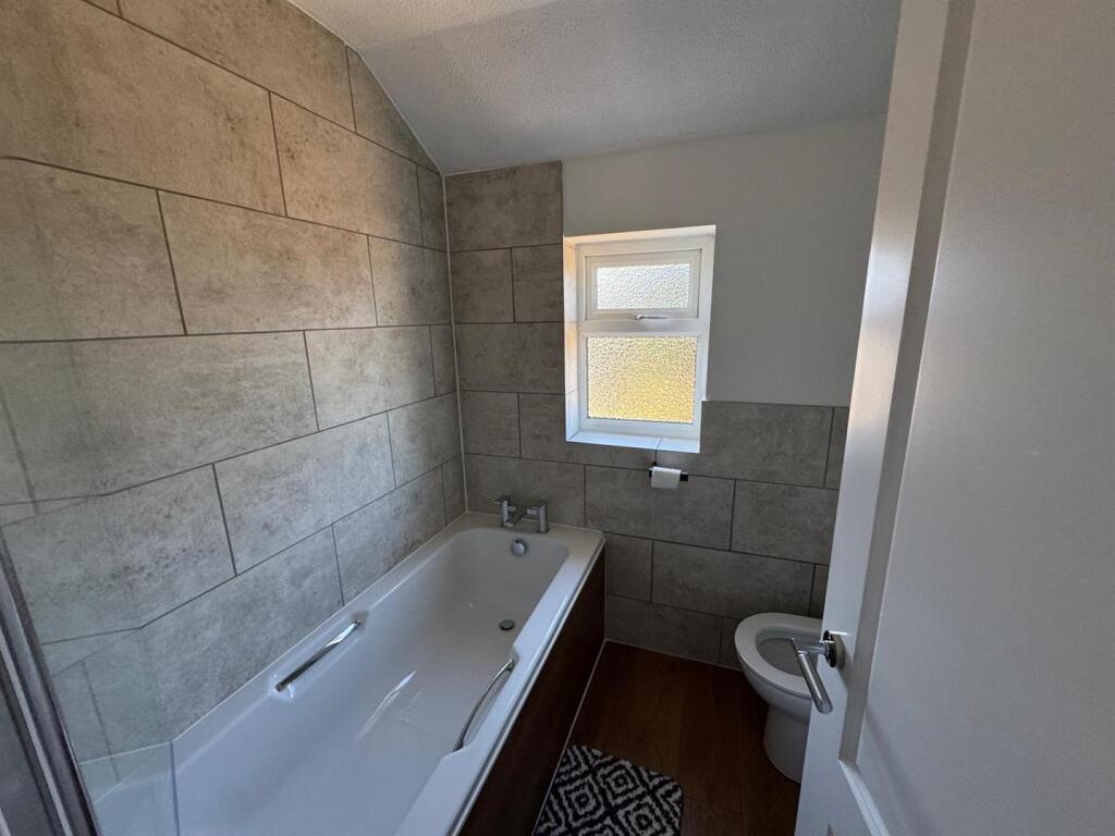 Bathroom 2.jpeg