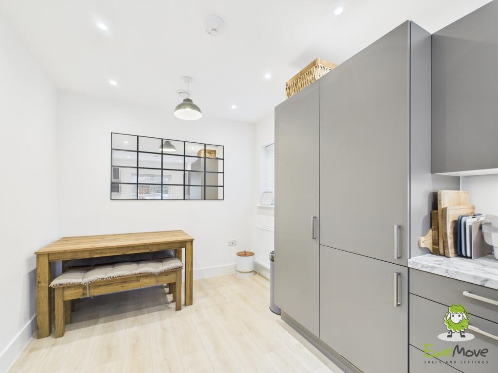 EweMove Estate Agents Basingstoke - Fishbourne Gar