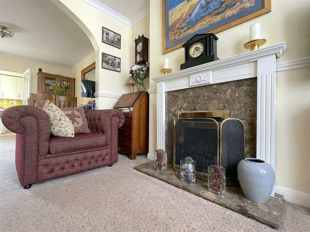 Living Room (4).jpeg