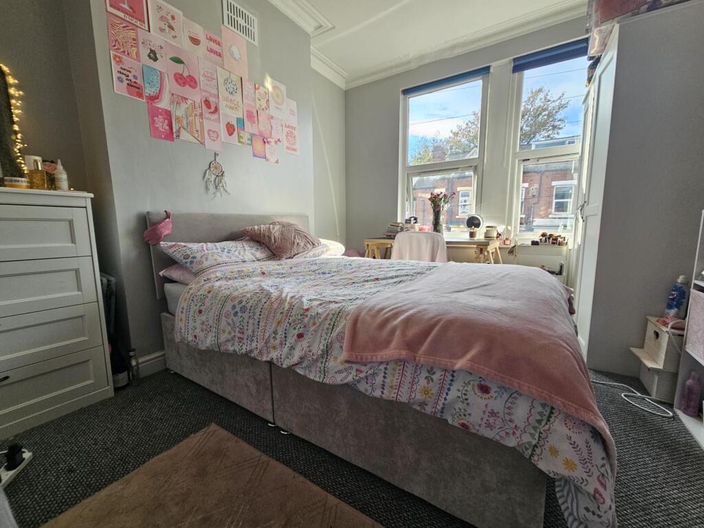 A cozy double bedroom featuring a comfortable b...