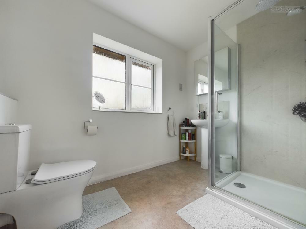 En-Suite To Master Bedroom