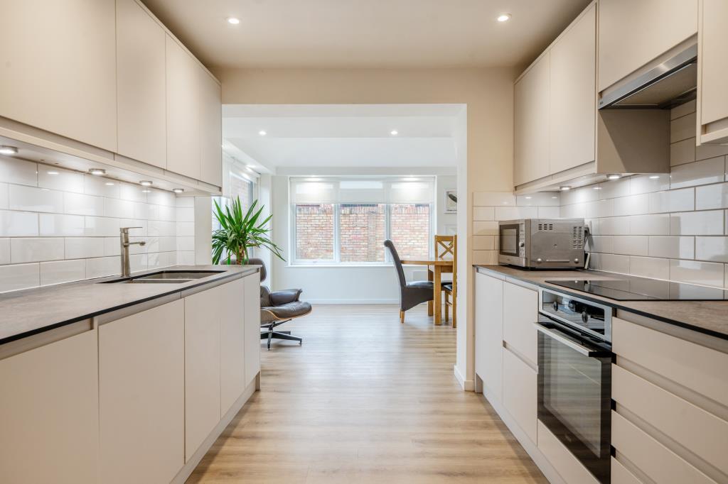 L-Shaped Fitted Kitchen/Dining Room