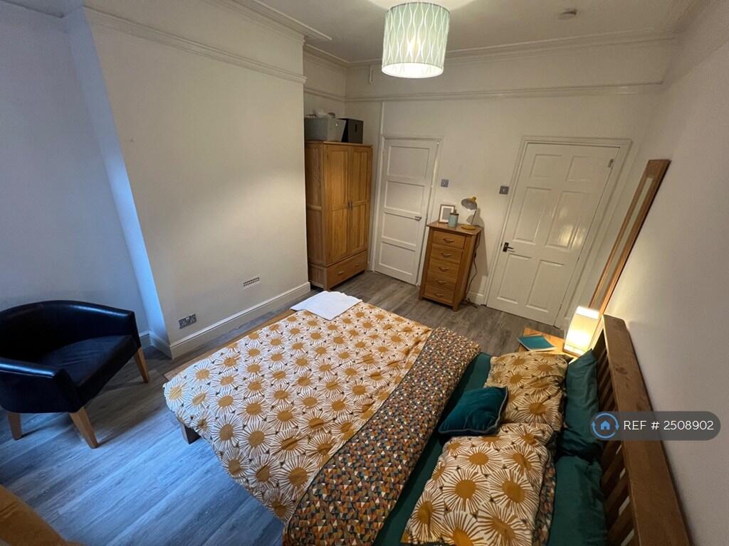 Spacious Bedroom With Access To Garden
