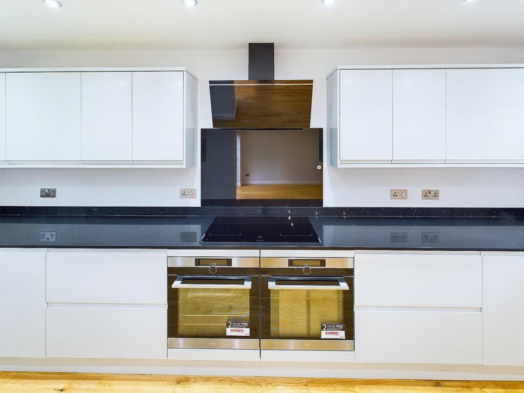 CAM04233G0-PR0013-STILL022