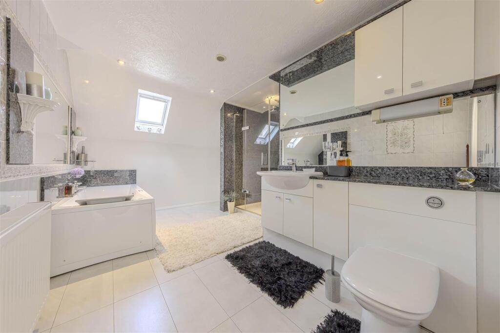 En-Suite Bathroom