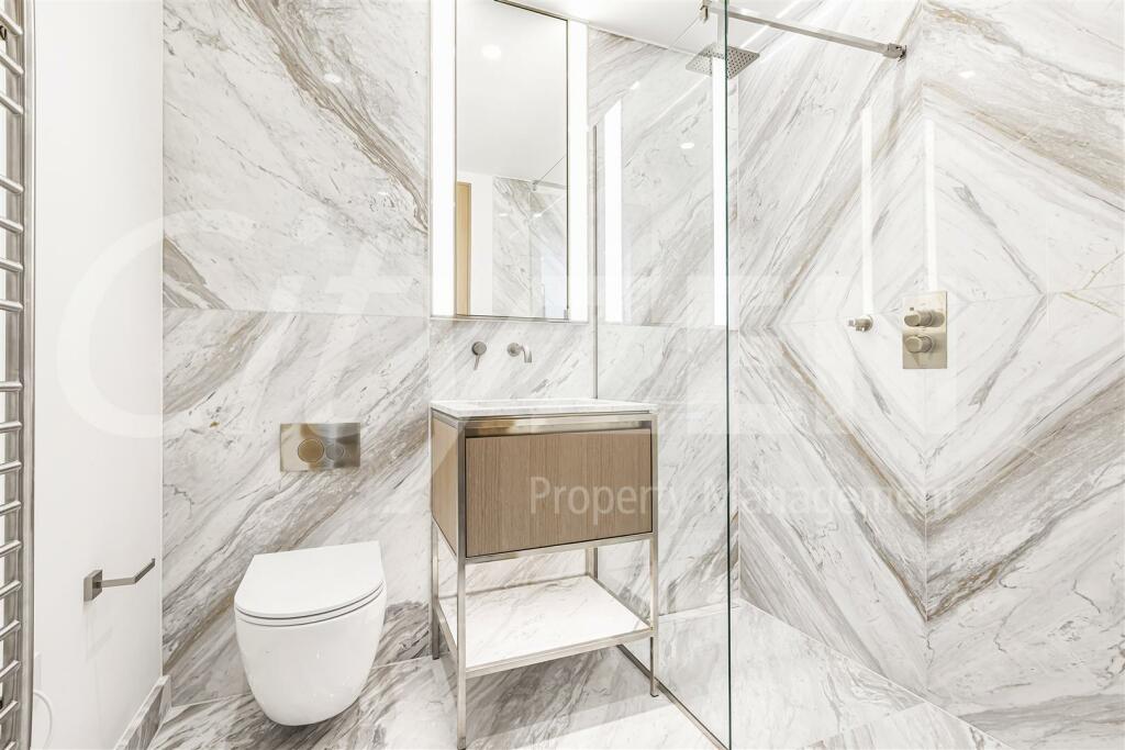 EN SUITE SHOWER ROOM