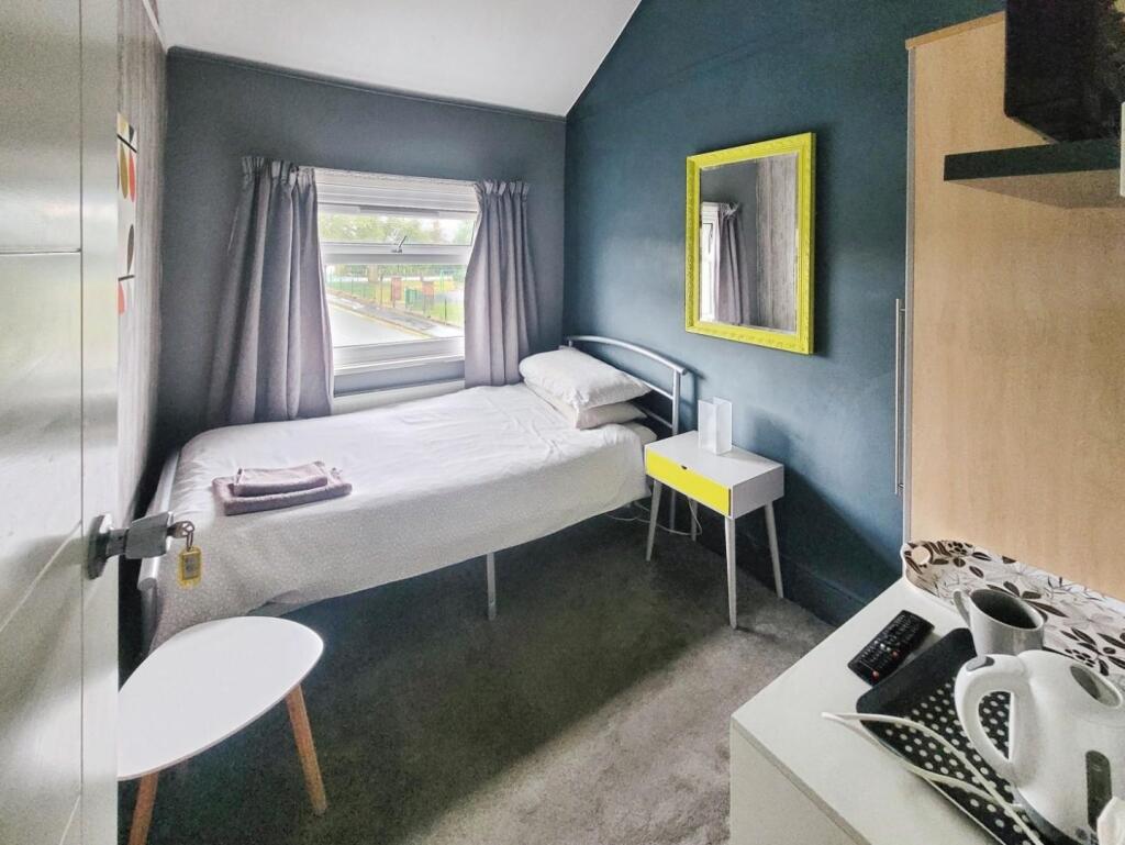 e10e8374-Bedroom 204 20Heathfield 20Rd.jpg