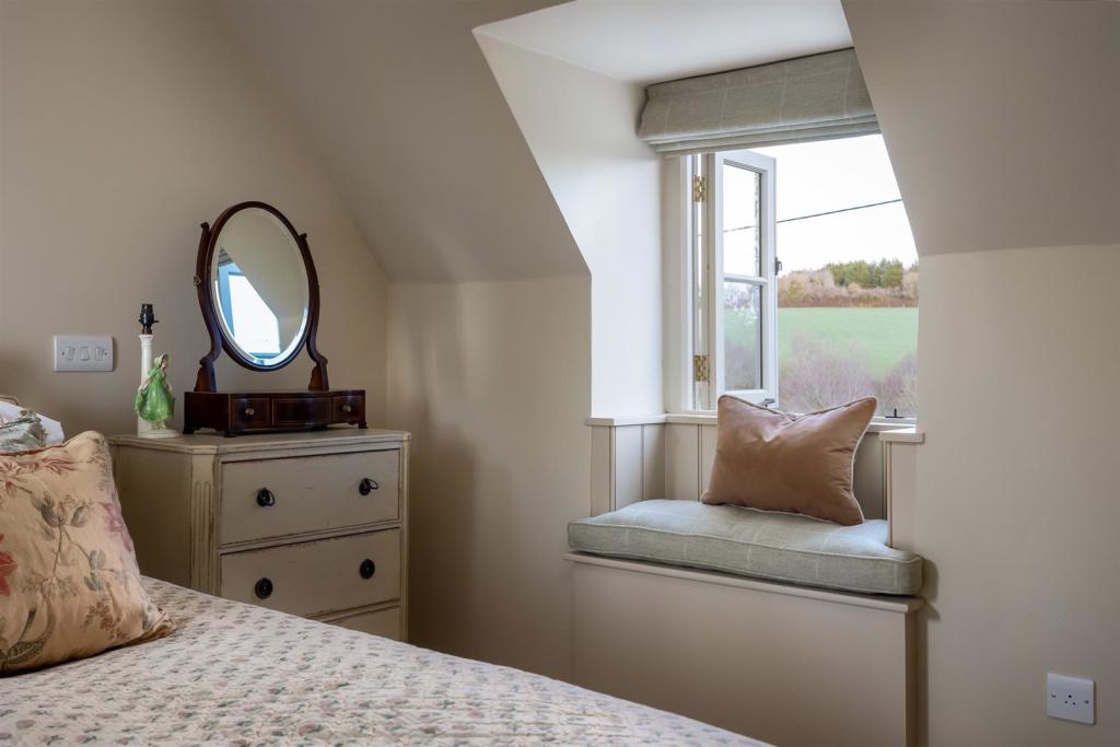 16 - Ditch Lane Cottage - GL7 5ER - Web.jpg