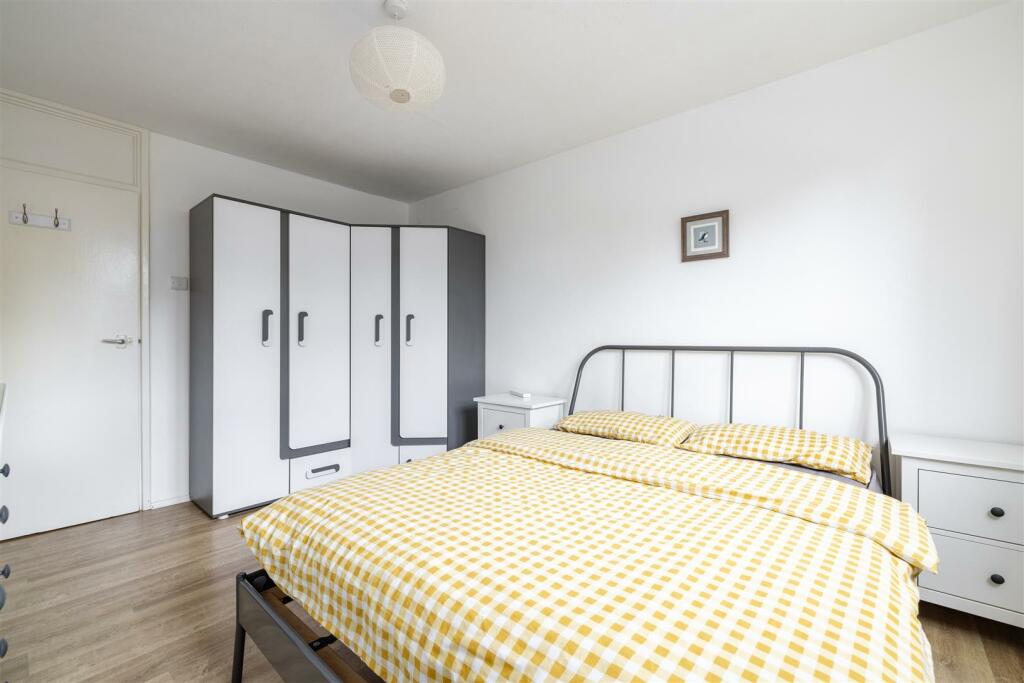 Brading Crescent E11