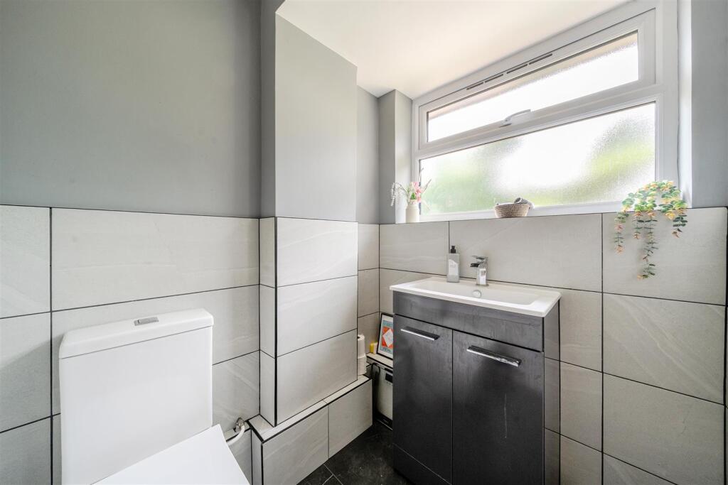 3 Croft Way cloakroom.jpg