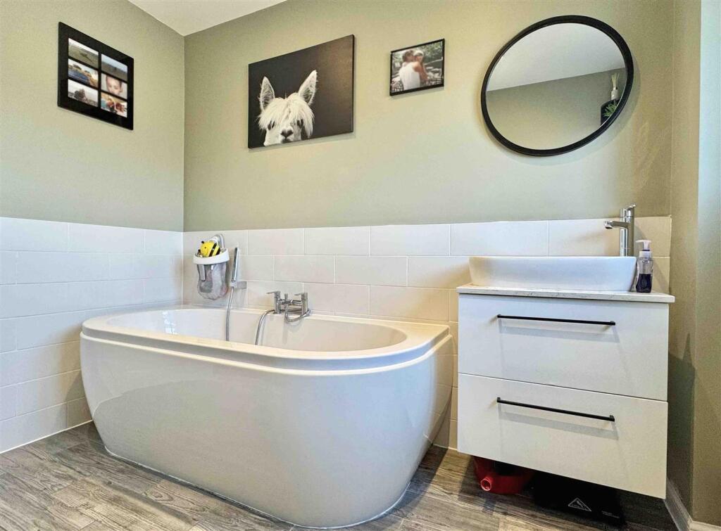 Bathroom b.jpg