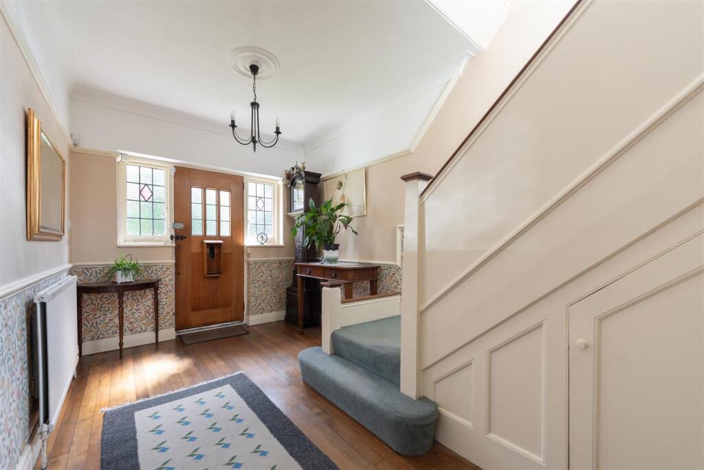 Queen Elizabrth Dr 18.jpg