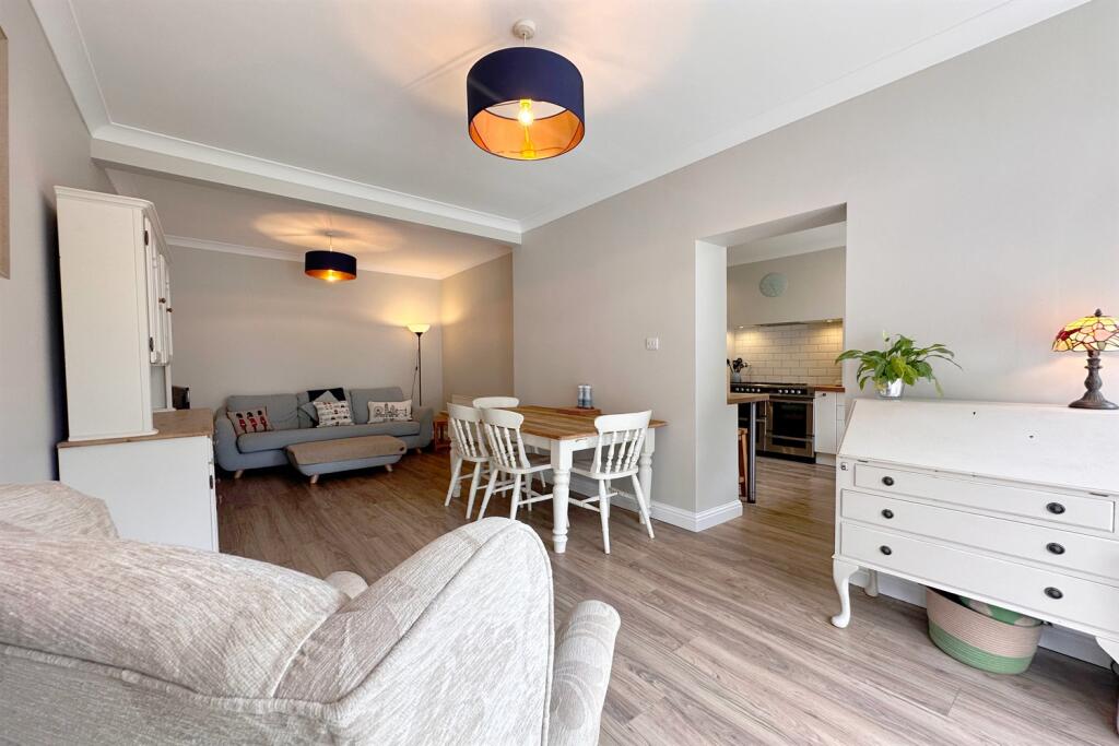 Living Room / Dining