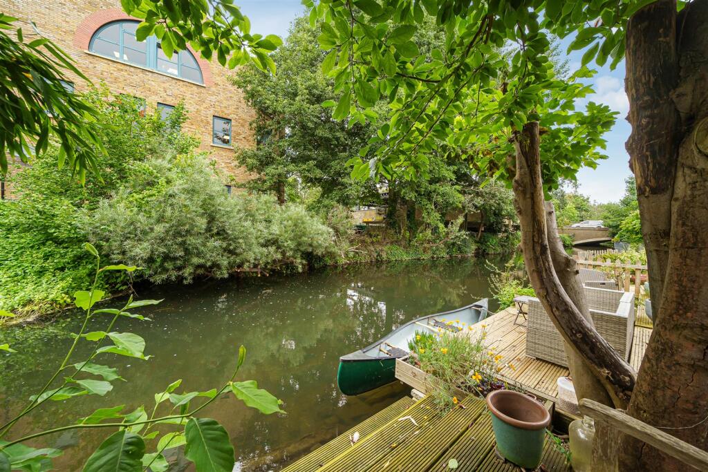 Harefield Road - Canal.jpg