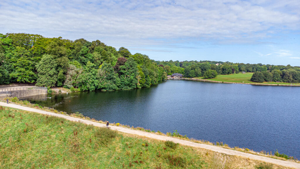 adjacenttoroundhaypark