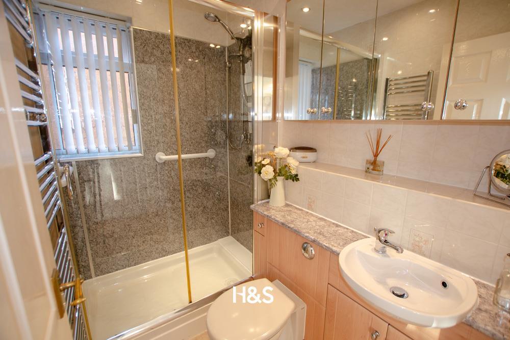 1 Pensham Croft - ensuite.jpg